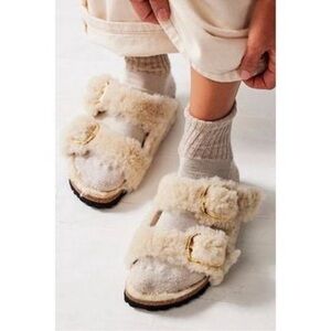 BIRKENSTOCK‎ Arizona Big Buckle Genuine Shearling Slide Sandal in Eggshell Sz 8